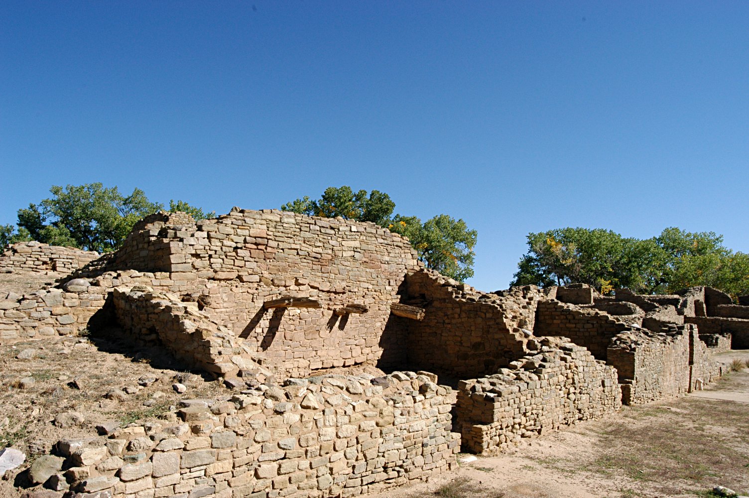 Aztec ruins national monument 20030922 100357 1.1504x1000